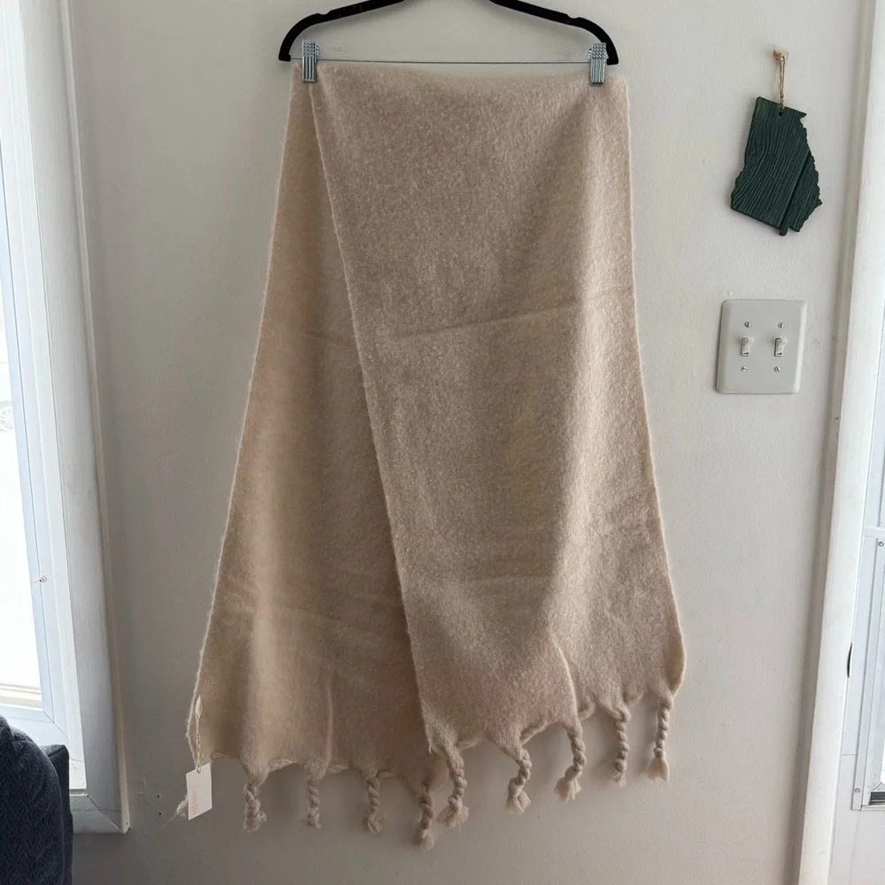 Avenue Zoe Cream Scarf NWT
